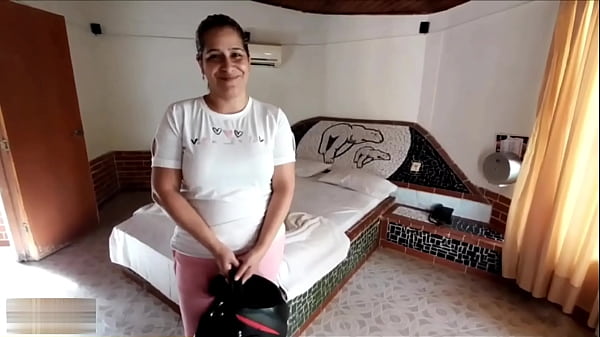 Me follo a mi suegra en diferentes partes de nuestra ciudad porque mi novia me dejo plantando en mi cita – PARTE 1 – Porno en Español